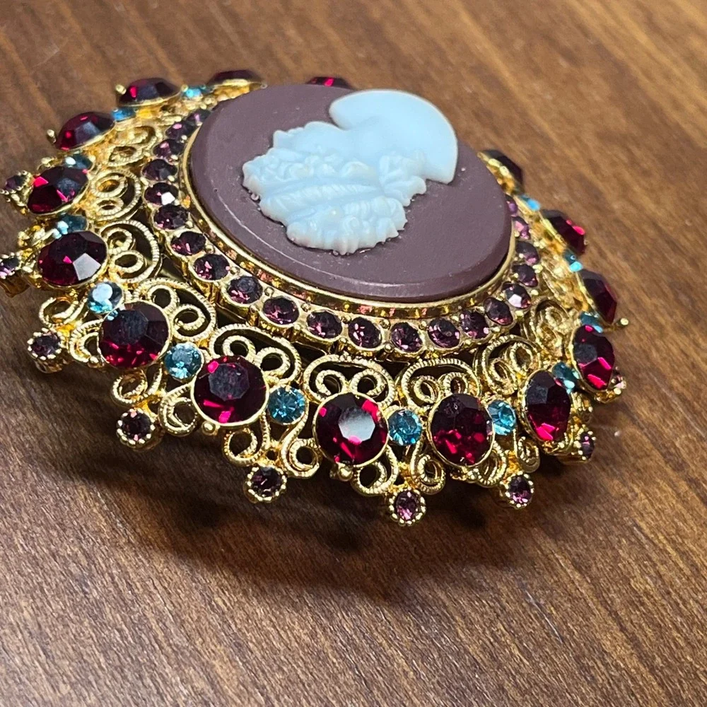 Joan Rivers Vtg Style Rhinestone Cameo Brooch Gold Tone Red Blue Purple 2.25